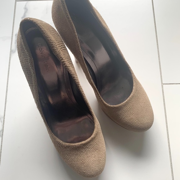 Calvin Klein Carly Platform Pump - Picture 6 of 6